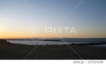 夕日と日本海と佐渡島 137225288