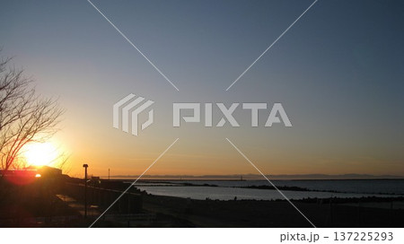 夕日と日本海と佐渡島 夕日と日本海と佐渡島 137225293