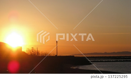 夕日と日本海と佐渡島 夕日と日本海と佐渡島 137225295