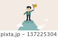 山頂で旗を掲げる男性 成功と目標達成 コンセプト 成長 キャリアアップ｜やさしいビジネスイメージ 137225304