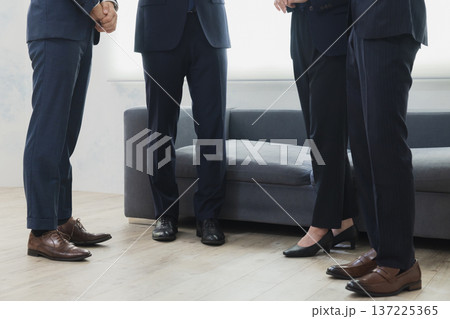 オフィスで会議するビジネスマン　　　 137225365