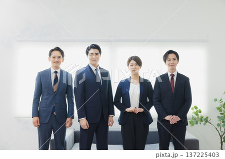 並ぶビジネスパーソン 137225403
