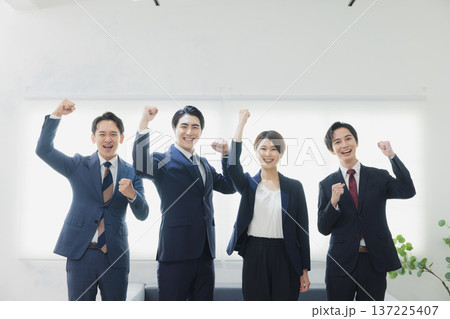 並ぶビジネスパーソン 137225407