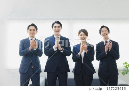 並ぶビジネスパーソン 並ぶビジネスパーソン 137225416
