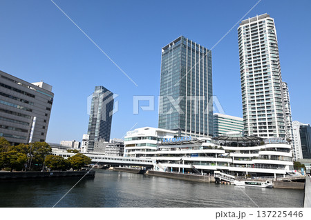 横浜駅東口周辺の風景 137225446