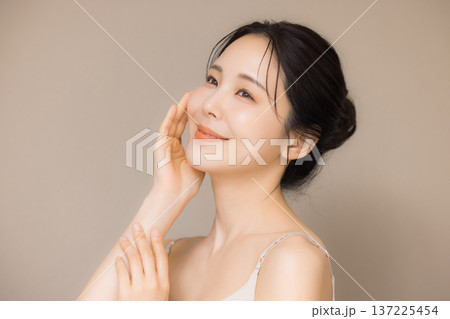 若い女性のビューティイメージ  137225454