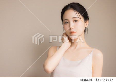 若い女性のビューティイメージ  137225457