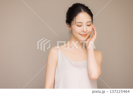 若い女性のビューティイメージ 若い女性のビューティイメージ 137225464