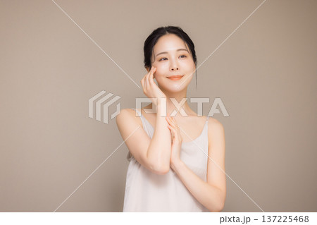 若い女性のビューティイメージ  137225468