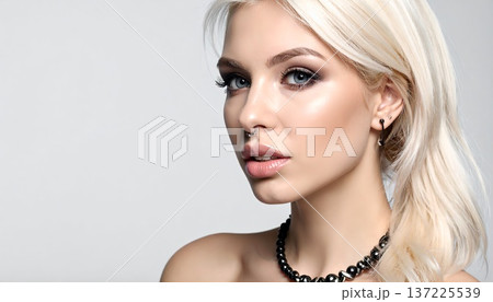金髪の女性 137225539