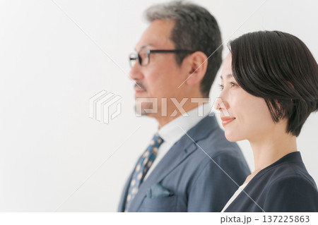 横並びの男女のビジネスパーソン 横並びの男女のビジネスパーソン 137225863