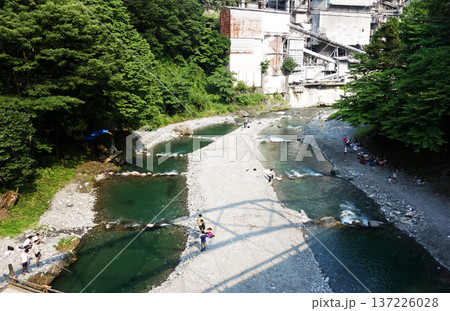 日原川の氷川国際ます釣場（めおと橋の東側）（東京都西多摩郡奥多摩町） 137226028