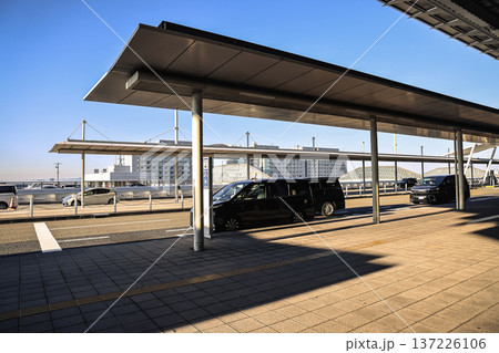 Nov 29 2025 Car Alighting Stop at Kansai International Airport Terminal 137226106