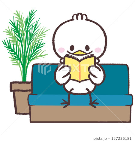 ソファーに座って本を読む白い鳥のイラスト 137226181