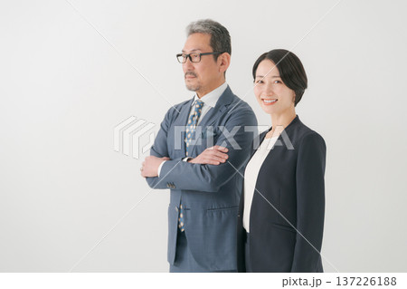 腕組みをするミドルのビジネスパーソン 腕組みをするミドルのビジネスパーソン 137226188