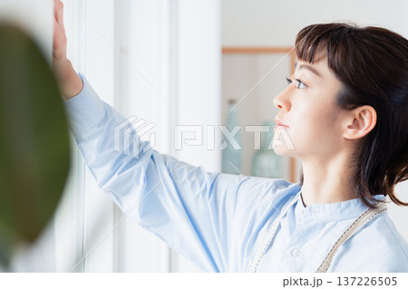 窓拭きをする女性 窓拭きをする女性 137226505
