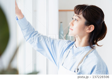 窓拭きをする女性 窓拭きをする女性 137226506