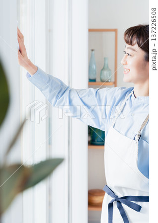 窓拭きをする女性 窓拭きをする女性 137226508