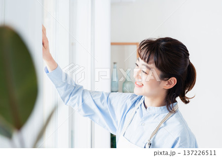 窓拭きをする女性 137226511