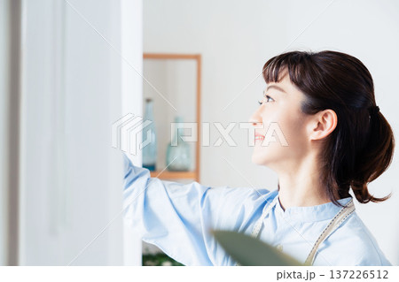 窓拭きをする女性 137226512