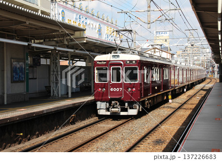 阪急服部天神駅を出発する雲雀丘花屋敷行き普通電車 137226683