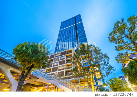 日本の横浜都市景観　ハマスタ入口側から、関内駅前のベースゲート横浜関内タワーなどを望む＝3月2日 137226747