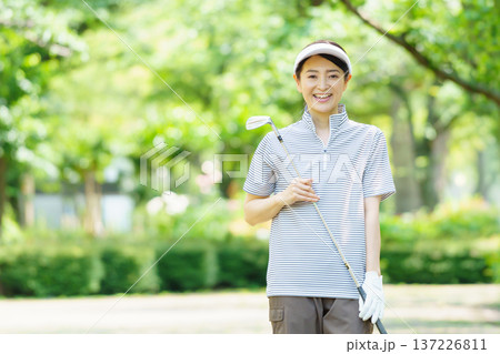 ゴルフをするミドル女性 137226811