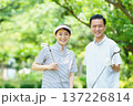 ゴルフをするシニア夫婦 137226814