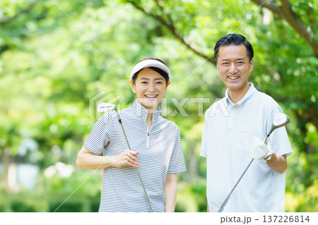 ゴルフをするシニア夫婦 ゴルフをするシニア夫婦 137226814
