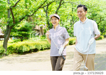 ゴルフをするシニアカップル ゴルフをするシニアカップル 137226820
