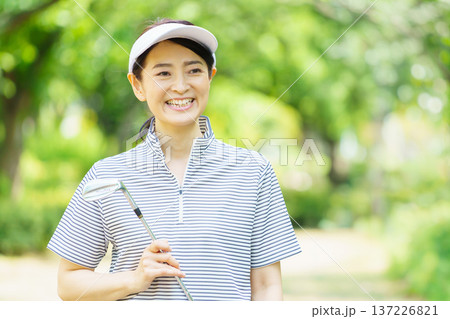 ゴルフをするミドル女性 137226821