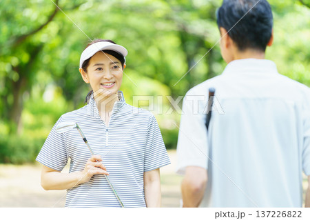 ゴルフクラブを持つシニア夫婦 ゴルフクラブを持つシニア夫婦 137226822