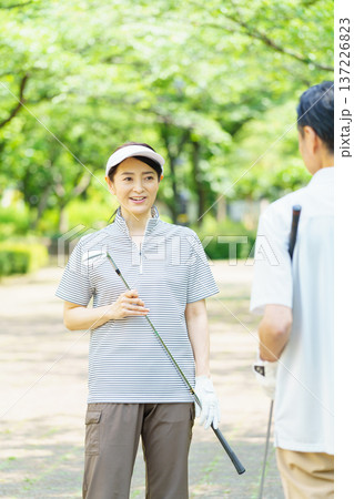 ゴルフクラブを持つシニア夫婦 ゴルフクラブを持つシニア夫婦 137226823