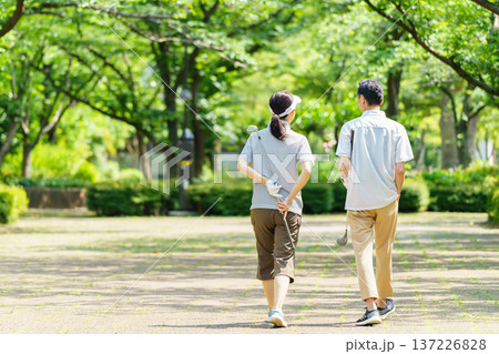 ゴルフをするシニア夫婦の後姿 ゴルフをするシニア夫婦の後姿 137226828