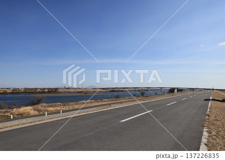 遠く埼玉大橋を望む埼玉県加須市の風景 遠く埼玉大橋を望む埼玉県加須市の風景 137226835