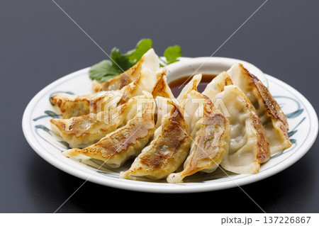 焼き餃子 137226867