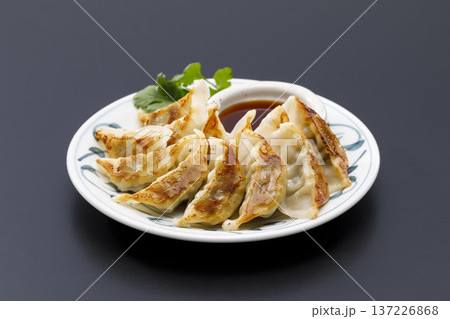 焼き餃子 137226868
