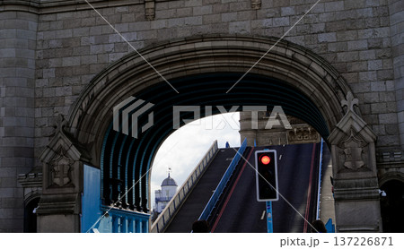 ロンドン　タワーブリッジ　道路が跳ね上がる跳開橋　 137226871