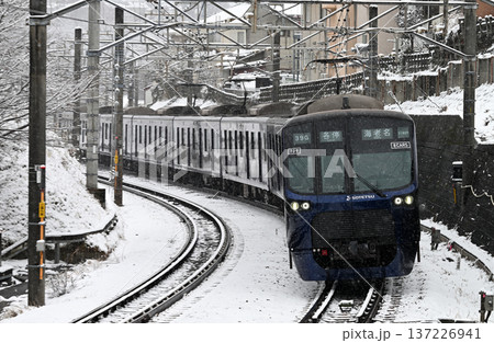 雪の舞う中を走る相鉄21000系電車 137226941