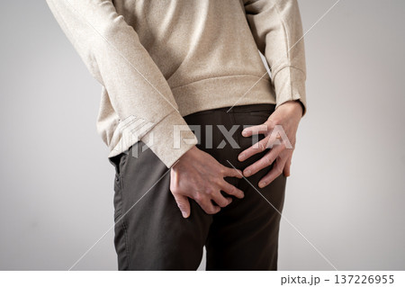 お尻が痛い男性　痔　便秘　下痢　便意　ボディパーツ　パーツカット　パーツ 137226955