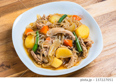 家庭料理の定番肉じゃが 137227051