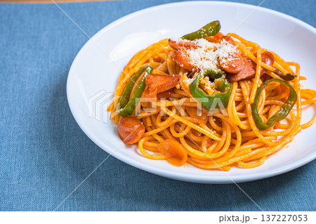 喫茶店風ナポリタンのスパゲッティ、ウインナーとピーマンの王道パスタ 137227053