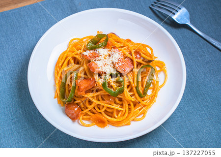 喫茶店風ナポリタンのスパゲッティ、ウインナーとピーマンの王道パスタ 喫茶店風ナポリタンのスパゲッティ、ウインナーとピーマンの王道パスタ 137227055