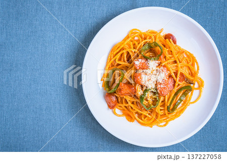 喫茶店風ナポリタンのスパゲッティ、ウインナーとピーマンの王道パスタ 137227058