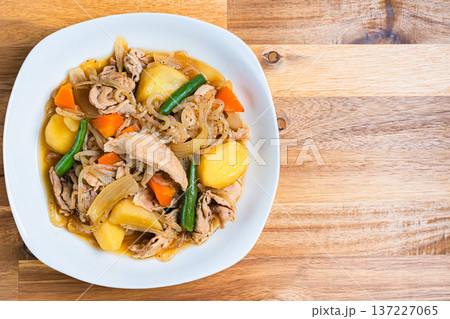 家庭料理の定番肉じゃが 家庭料理の定番肉じゃが 137227065