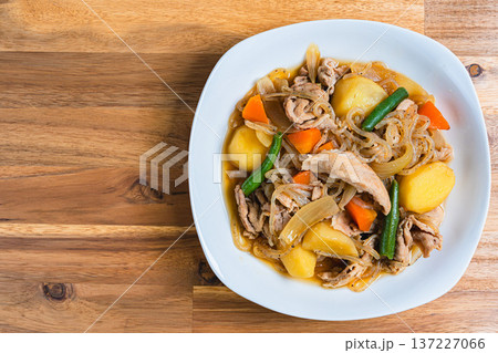 家庭料理の定番肉じゃが 137227066