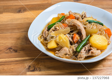 家庭料理の定番肉じゃが 137227068