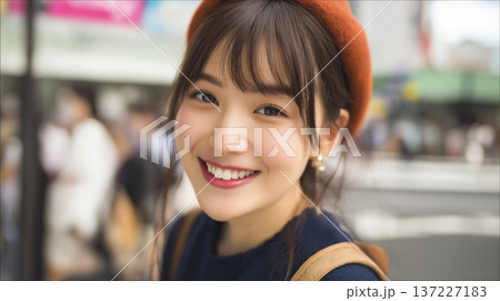 街中で微笑む若い女性のポートレート 137227183