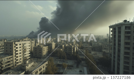 緊急事態の市街地に立ちのぼる煙 137227186