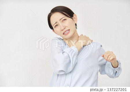 40代の女性 肩こり 白背景 40代の女性 肩こり 白背景 137227201